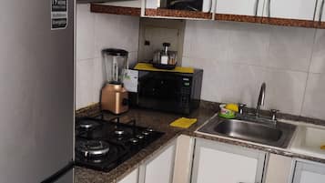 Réfrigérateur, micro-ondes, plaque de cuisson, lave-vaisselle