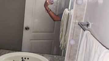 Dusch, handdukar, tvÄl och toalettpapper