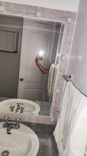 Shower, towels, soap, toilet paper - Apartment in north downtown Quito, close to all parks and shopping centers. (Quito)