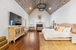 7 bedrooms, iron/ironing board, WiFi, bed sheets