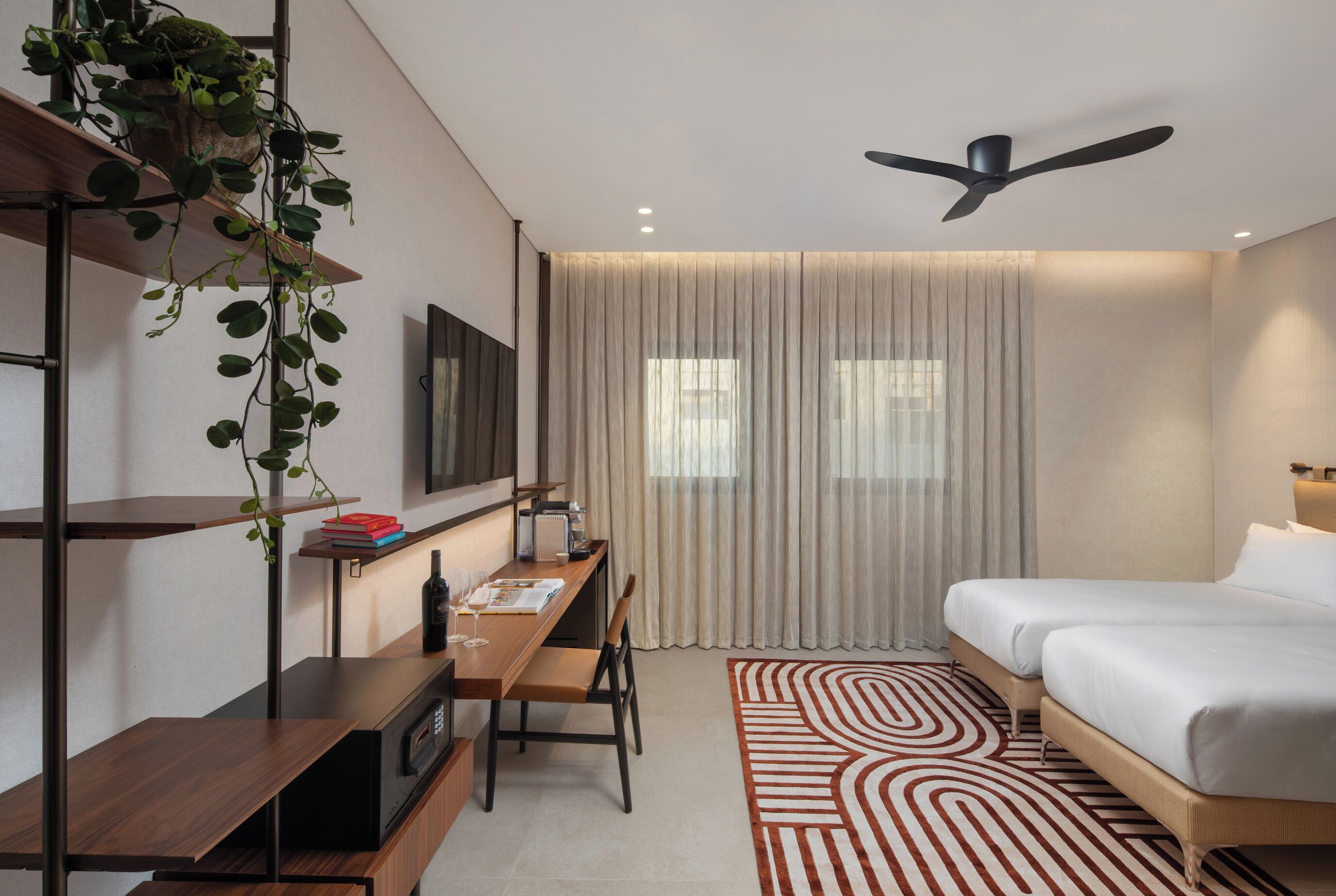 Urban Superior | ตู้นิรภัยในห้องพัก, โต๊ะทำงาน, พื้นที่ทำงานแบบใช้แล็ปท็อป, ห้องเก็บเสียง