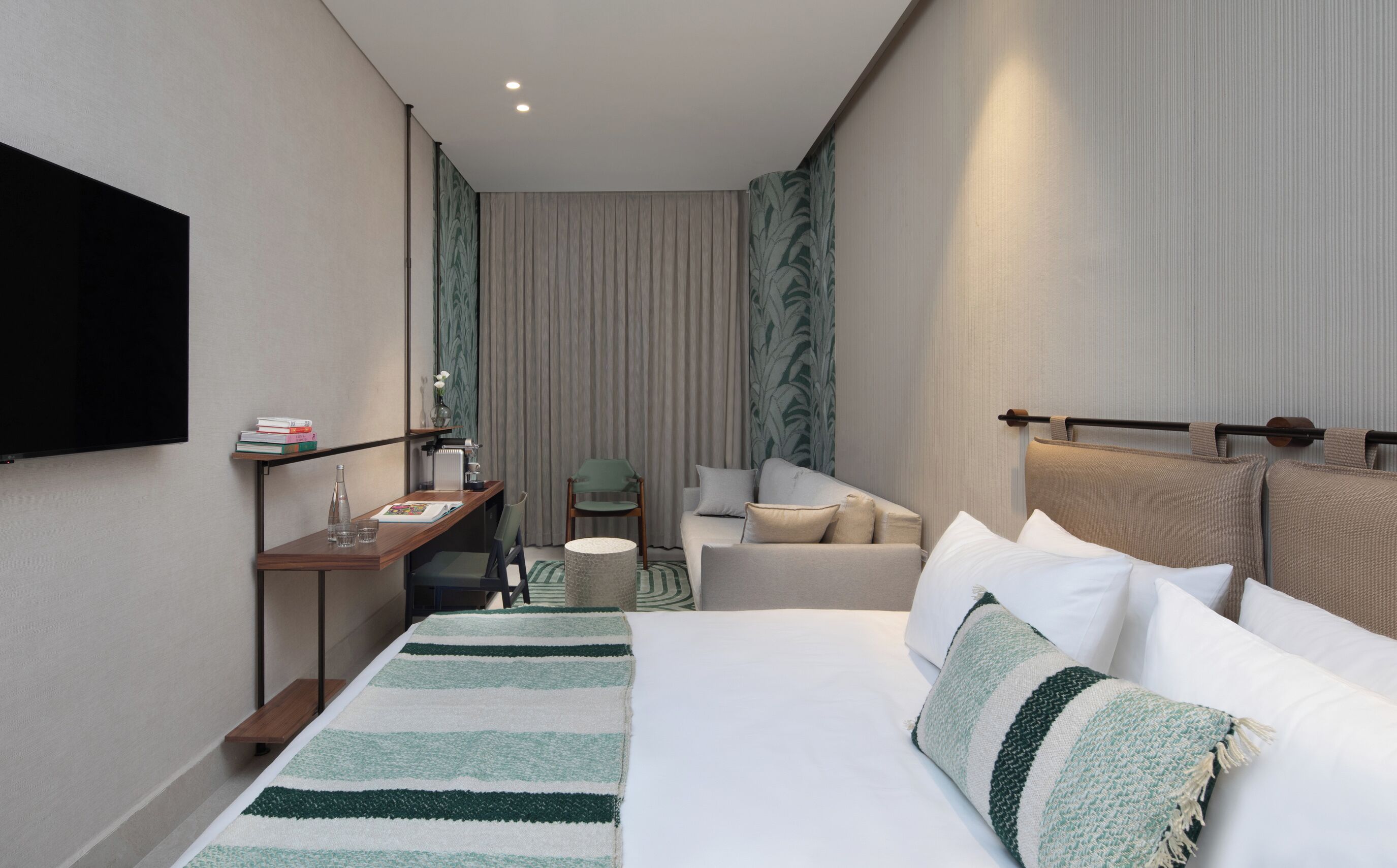 Grand Line | ตู้นิรภัยในห้องพัก, โต๊ะทำงาน, พื้นที่ทำงานแบบใช้แล็ปท็อป, ห้องเก็บเสียง