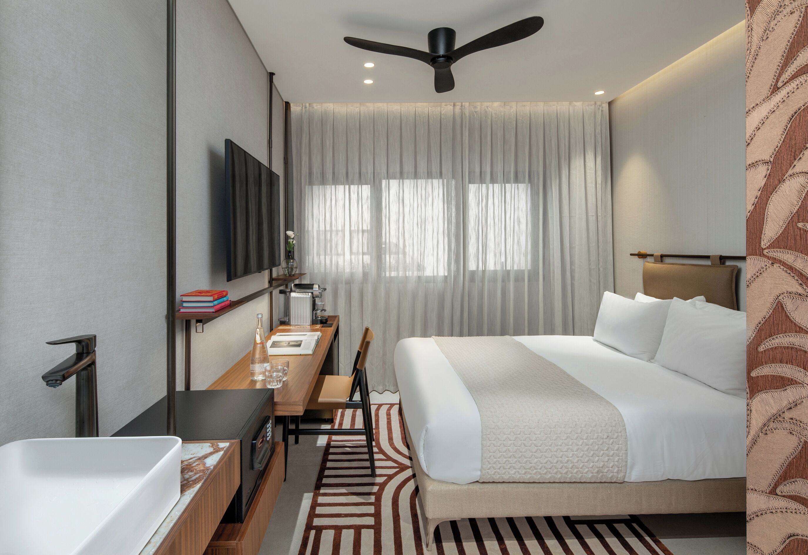 Smart Superior | ตู ้นิรภัยในห้องพัก, โต๊ะทำงาน, พื้นที่ทำงานแบบใช้แล็ปท็อป, ห้องเก็บเสียง