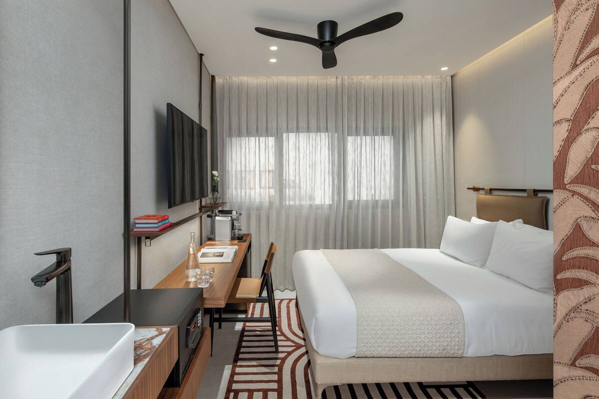 Superior kamer, 1 twee- of 2 eenpersoonsbedden | Een kluis op de kamer, een bureau, een laptopwerkplek