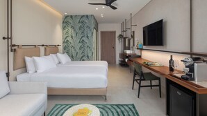 Een moderne hotelkamer met een bed, bureau en kitchenette.