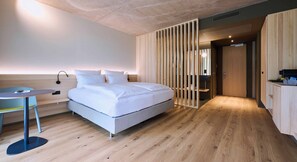Junior Double Room | In-room safe, laptop workspace, blackout drapes, soundproofing - Belsers Hotel (Nuertingen)