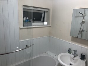 Secadora de cabello, toallas, jabón, papel de baño