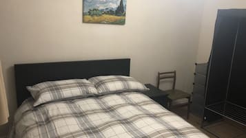 1 dormitorio, tabla de planchar con plancha, wifi y ropa de cama