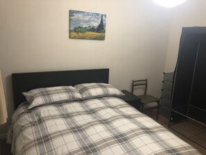 1 habitación, tabla de planchar con plancha, wifi y ropa de cama