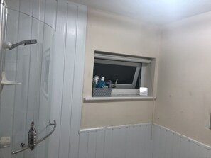 Sèche-cheveux, serviettes fournies, savon, papier toilette