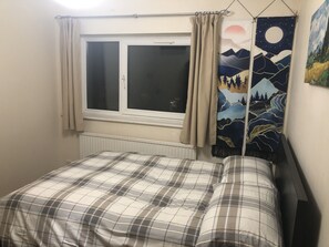 1 habitación, tabla de planchar con plancha, wifi y ropa de cama