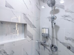 Shower, hair dryer, towels, shampoo - Garden of Grace Retreat – Steps to NYC Bus (North Bergen)