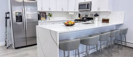 Microondas, horno, placa de cocina y lavavajillas