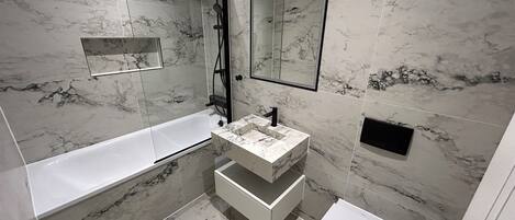 Secadora de cabello, toallas, jabón, papel de baño
