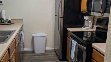 Microondas, horno, parrilla de estufa y lavavajillas