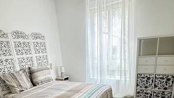 3 dormitorios, tabla de planchar con plancha, ropa de cama