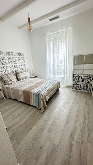 3 bedrooms, iron/ironing board, bed sheets