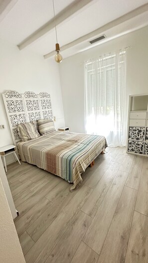 3 dormitorios, tabla de planchar con plancha, ropa de cama