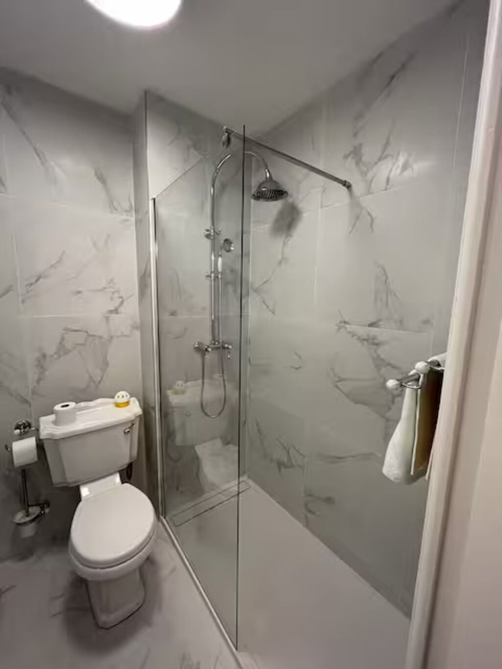 Haartrockner, Handtücher, Seife, Toilettenpapier