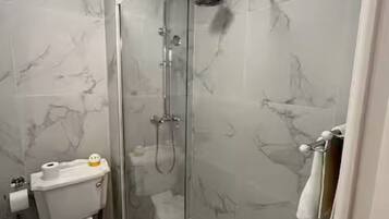 Een haardroger, handdoeken, zeep, toiletpapier