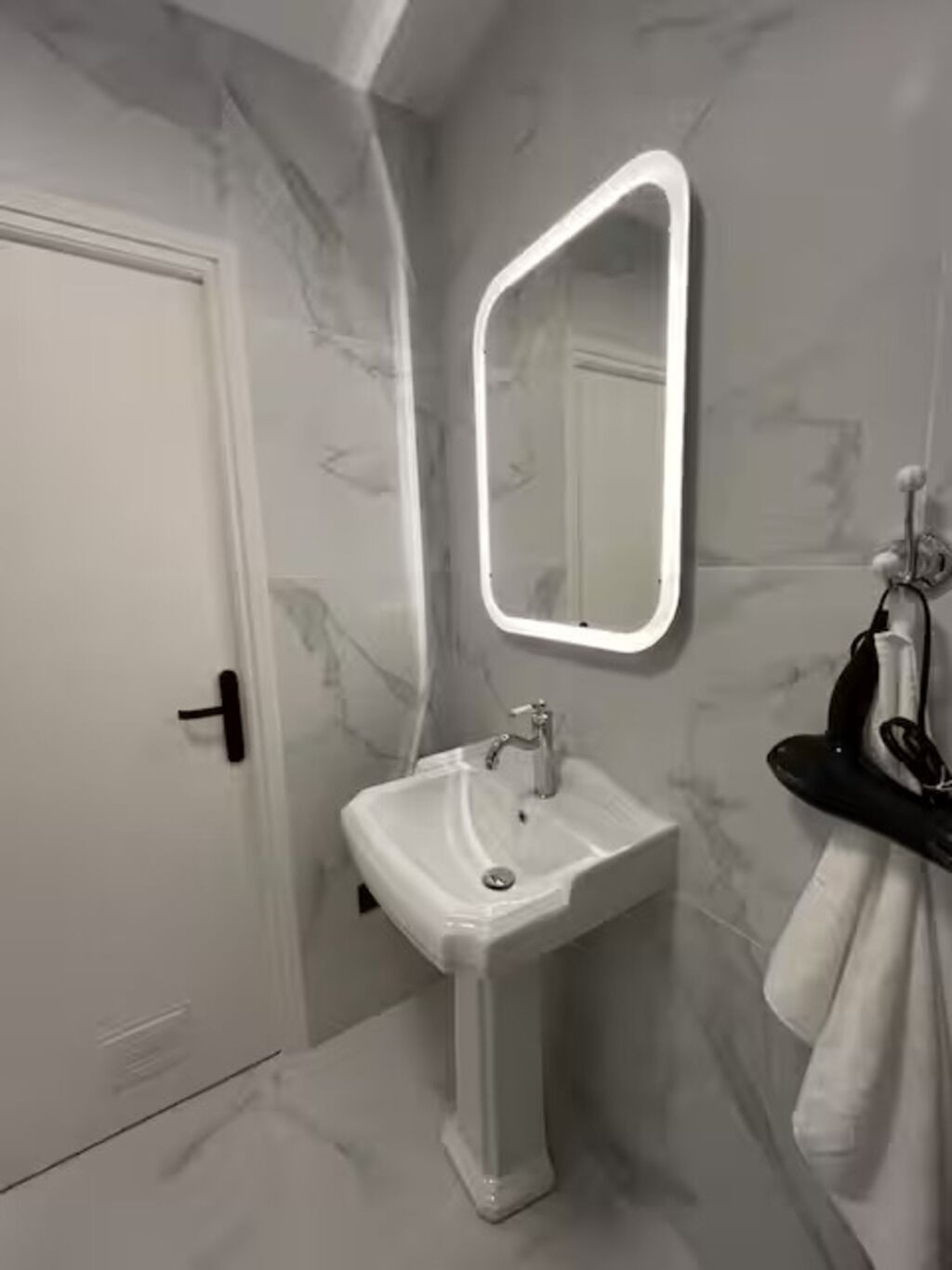 Secador de pelo, toallas, jabón, papel higiénico