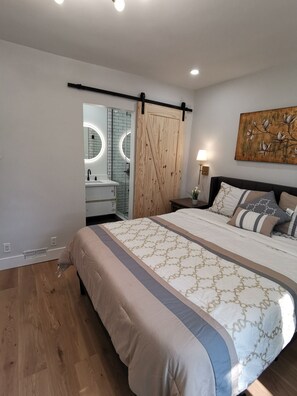 3 bedrooms, iron/ironing board, WiFi, bed sheets - Cozy 3-Bedroom/2-Washroom House | Sleeps 6 | 5 Minutes to Subway | Free Parking (Toronto)
