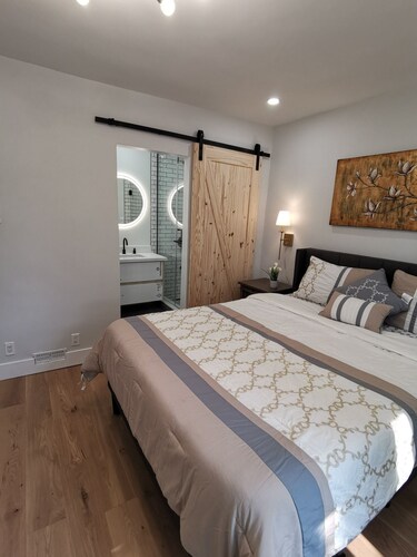 Cozy 3-Bedroom/2-Washroom House | Sleeps 6 | 5 Minutes to Subway | Free Parking