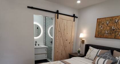 Cozy 3-Bedroom/2-Washroom House | Sleeps 6 | 5 Minutes to Subway | Free Parking