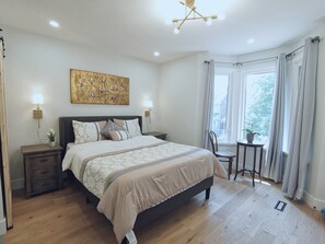 3 bedrooms, iron/ironing board, WiFi, bed sheets - Cozy 3-Bedroom/2-Washroom House | Sleeps 6 | 5 Minutes to Subway | Free Parking (Toronto)