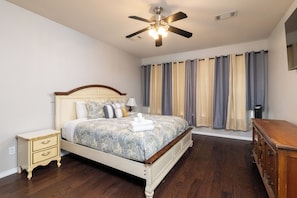 Escritorio, tabla de planchar con plancha, wifi gratis y ropa de cama