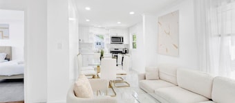 Luxury 5 BR Home Free Parking