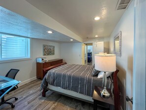 2 bedrooms, iron/ironing board, WiFi, bed sheets - Extended Ski/Work/Visit secluded Cul-da-sac cutie (Salt Lake City)