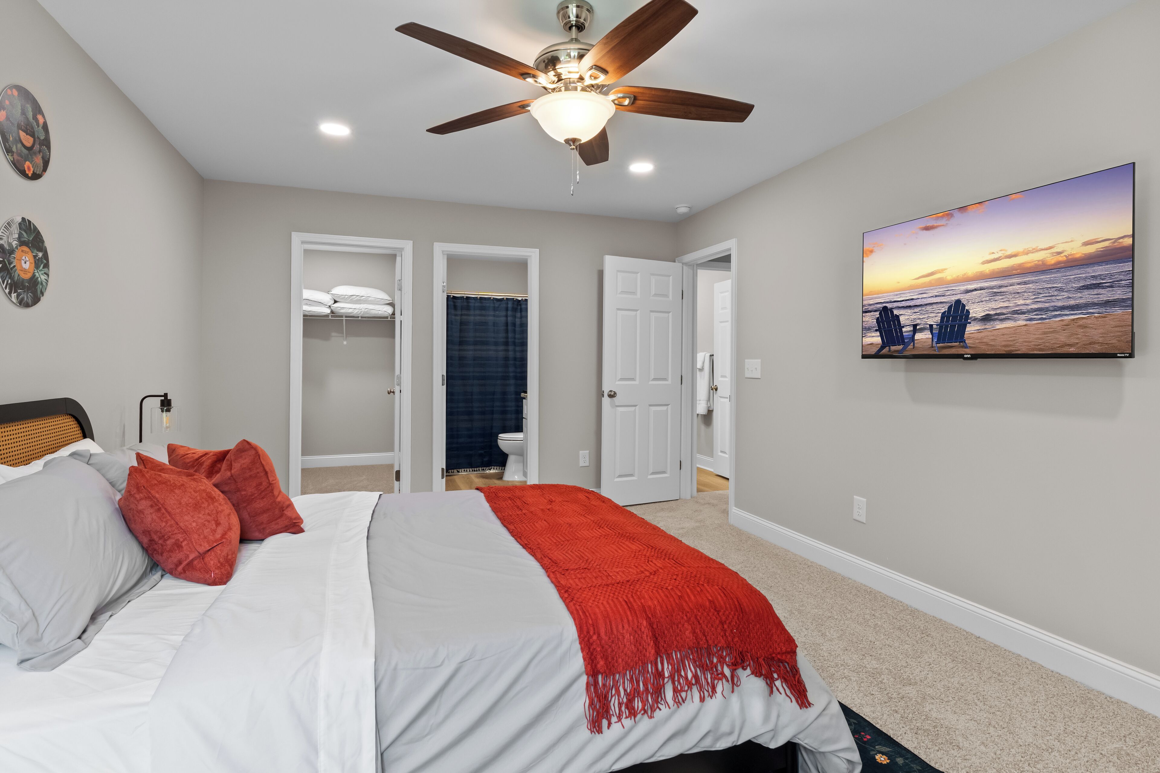 3 dormitorios, escritorio, tabla de planchar con plancha y cuna de viaje