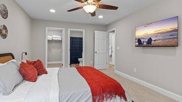 3 dormitorios, escritorio, tabla de planchar con plancha y cuna de viaje