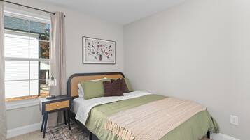 3 Schlafzimmer, Schreibtisch, Bügeleisen/Bügelbrett, Reisekinderbett