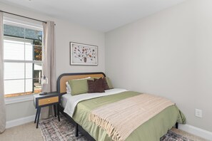 3 habitaciones, escritorio y tabla de planchar con plancha