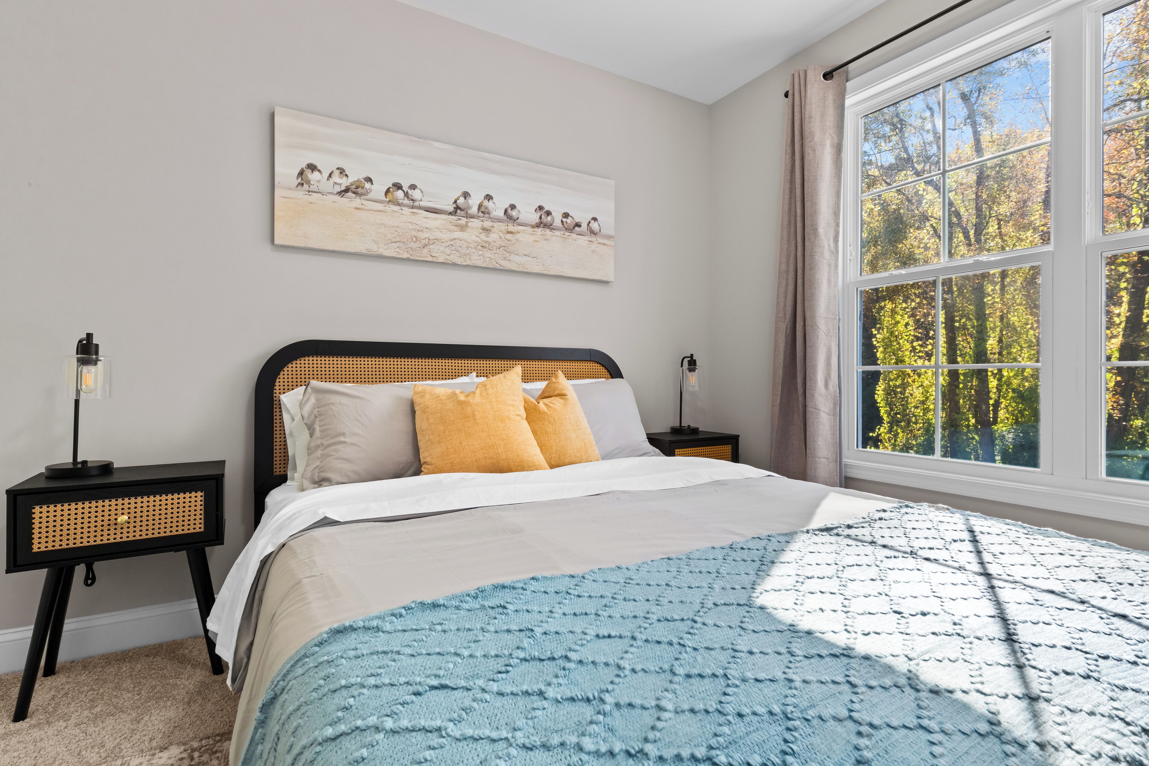 3 quartos, escrivaninha, ferros/tábuas de passar roupa, berço de viagem