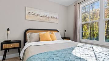 3 quartos, escrivaninha, ferros/tábuas de passar roupa, berço de viagem