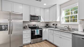 冰箱、微波炉、烤箱、炉灶