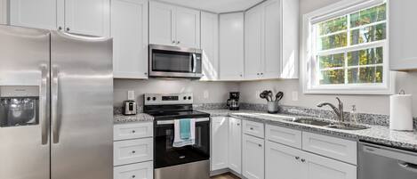 Køleskab, mikrobølgeovn, ovn, kogeplade