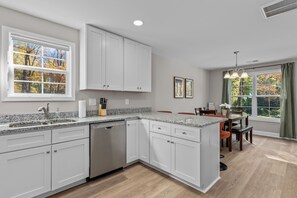 冰箱、微波炉、烤箱、炉灶