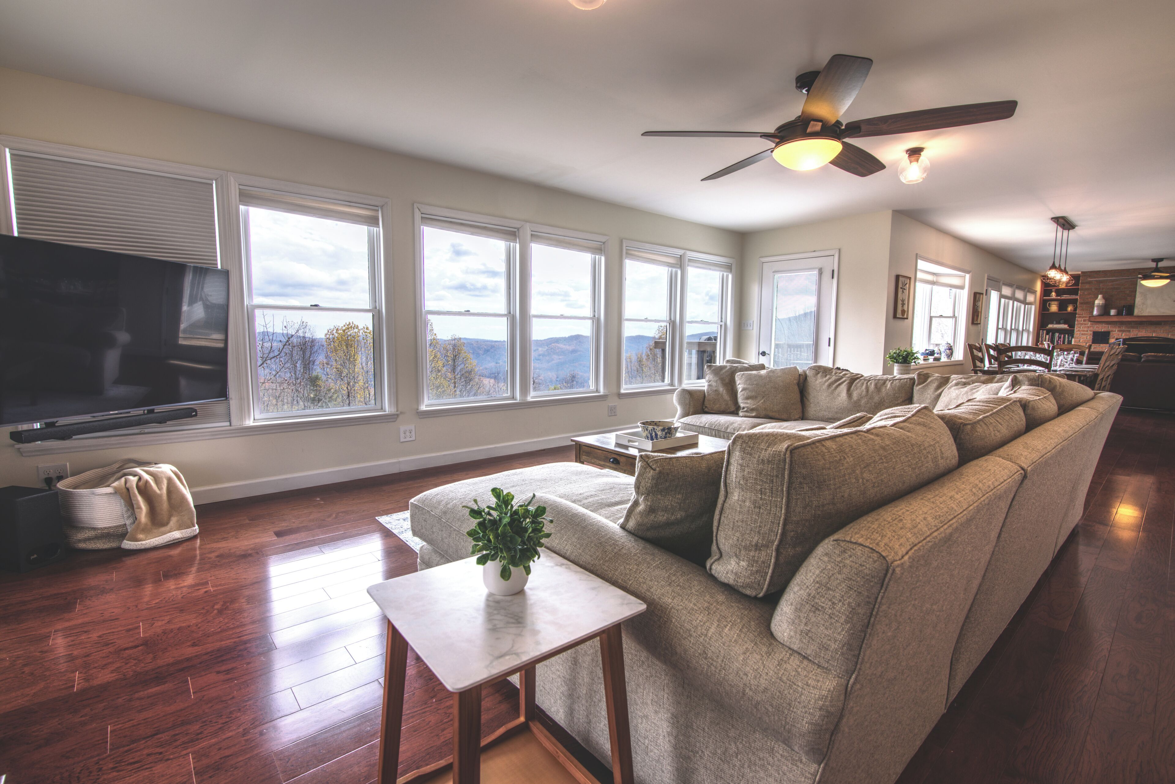 Televisie en een open haard