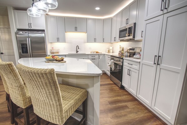 Microwave, oven, stovetop, dishwasher - New - Sleeps 25, Beautiful Mtn. Views, Sunrises, Game Room (Seven Devils)