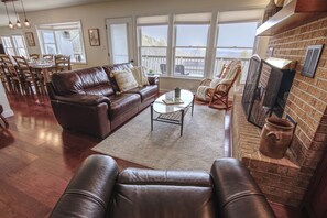 TV, fireplace - New - Sleeps 25, Beautiful Mtn. Views, Sunrises, Game Room (Seven Devils)