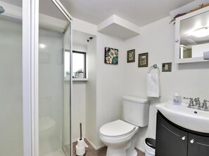 Shower, hair dryer, towels, soap - Cozy Private 2BR Garden Suite in Central Vancouver (Vancouver)
