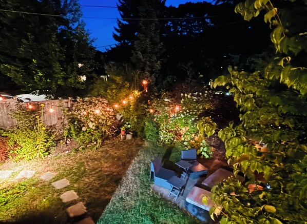 Property grounds - Cozy Private 2BR Garden Suite in Central Vancouver (Vancouver)