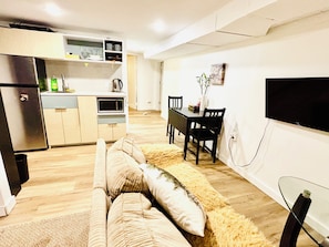 Smart TV - Cozy Private 2BR Garden Suite in Central Vancouver (Vancouver)