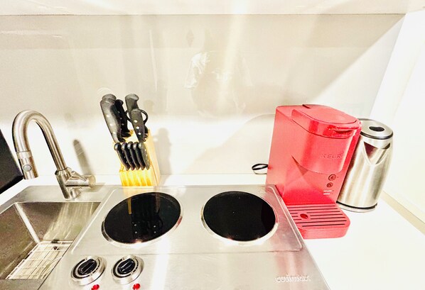 Fridge, microwave, electric kettle, toaster - Cozy Private 2BR Garden Suite in Central Vancouver (Vancouver)