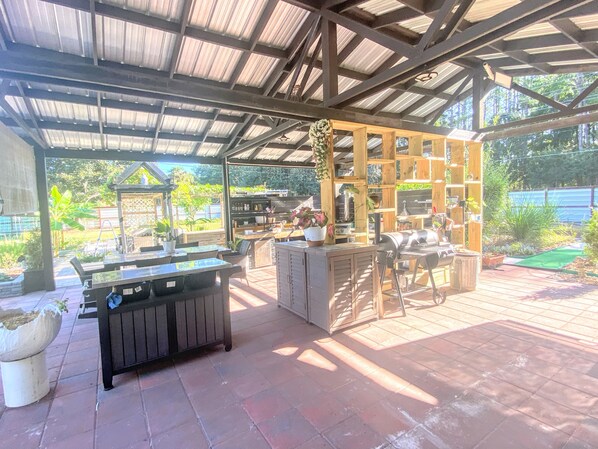 تناول الطعام بالخارج