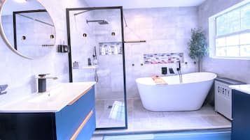 Bruser, hårtørrer, bidet, håndklæder